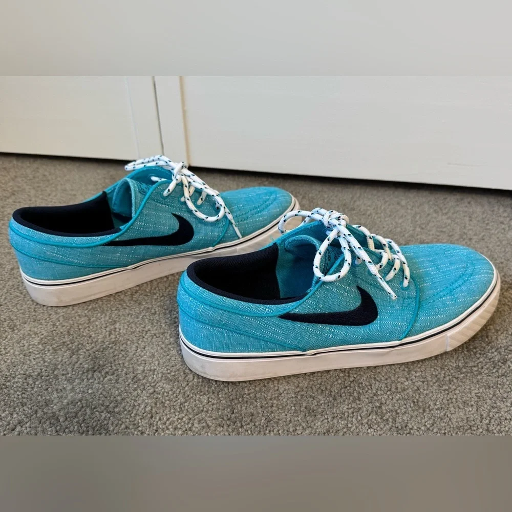 Nike Youth 7 (8.5 women’s) Turquoise Blue Skate Shoes